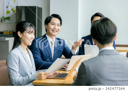 高層階のオフィスでミーティングする男女 142477164