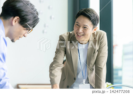 ミーティングするカジュアルなビジネスマン ミーティングするカジュアルなビジネスマン 142477208