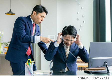 叱責をする上司と困る部下 叱責をする上司と困る部下 142477314