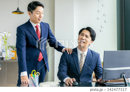 リストラをするために肩を叩く リストラをするために肩を叩く 142477317