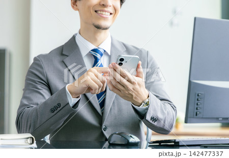 オフィスで働くビジネスマン オフィスで働くビジネスマン 142477337