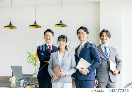 オフィスに並ぶビジネスパーソン オフィスに並ぶビジネスパーソン 142477346