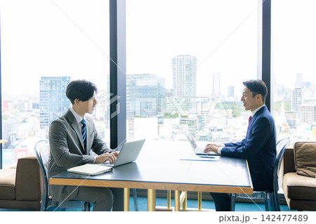 オフィス　ミーティング 142477489