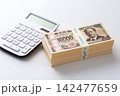 400万円分の札束と電卓 142477659