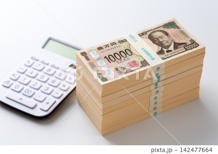 900万円分の札束と電卓 142477664