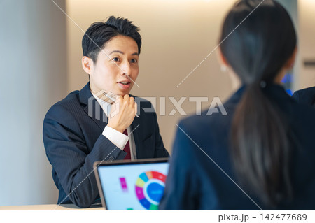 会議するビジネスパーソン。ビジネス, チームワーク, 管理職, ビジネスマン, 男性, 日本人 142477689
