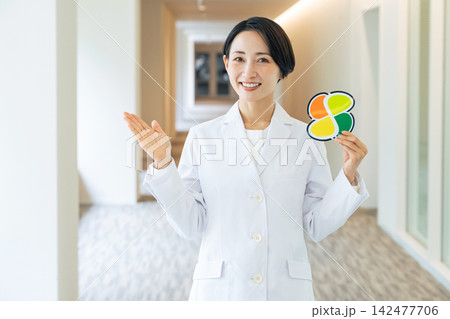 高齢者マークを持つ白衣の女性。医師、病院、介護、福祉、お年寄り、シニア、シルバー、支援、サポート 高齢者マークを持つ白衣の女性。医師、病院、介護、福祉、お年寄り、シニア、シルバー、支援、サポート 142477706