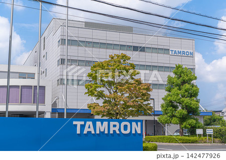 タムロン本社ビルの外観と青い看板【埼玉県さいたま市見沼区蓮沼】 タムロン本社ビルの外観と青い看板【埼玉県さいたま市見沼区蓮沼】 142477926