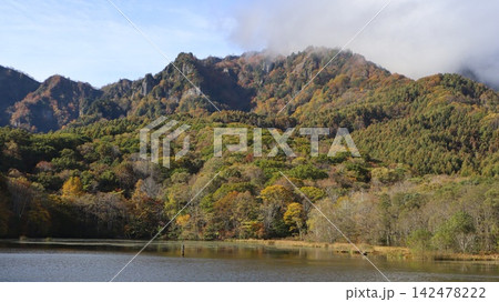 雲がかかる秋の戸隠山と鏡池 雲がかかる秋の戸隠山と鏡池 142478222