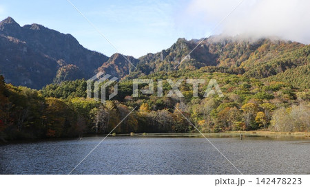 雲がかかる秋の戸隠山と鏡池 雲がかかる秋の戸隠山と鏡池 142478223