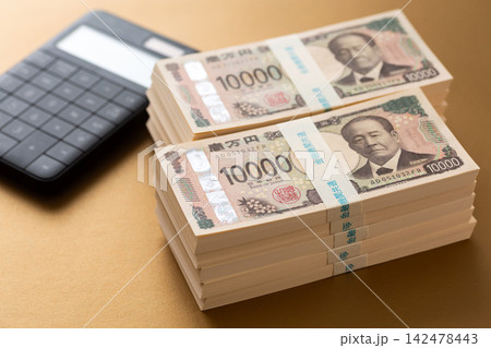 1000万円分の札束と電卓 142478443