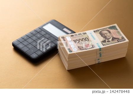 500万円分の札束と電卓 500万円分の札束と電卓 142478448