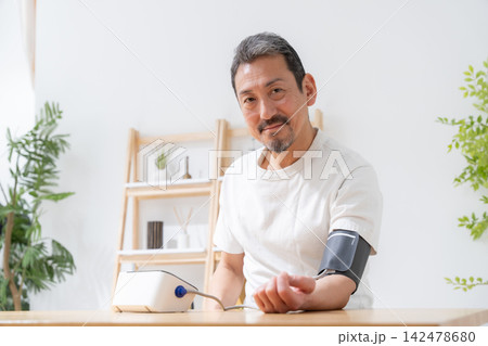 血圧　測る　男性 142478680