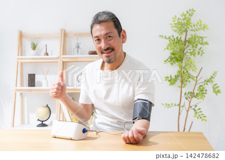 血圧　測る　男性 142478682