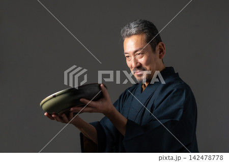 着物を着た男性 142478778