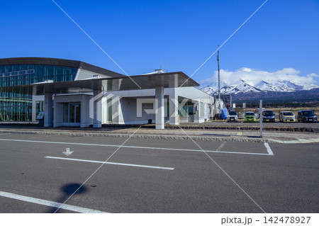 北海道利尻島の空の玄関口 利尻空港のターミナルビルと青空 北海道利尻島の空の玄関口 利尻空港のターミナルビルと青空 142478927