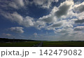 田園風景の中をまっすぐに伸びる道路 142479082