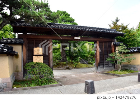 金沢市　旧加賀藩士高田家跡の門 142479276
