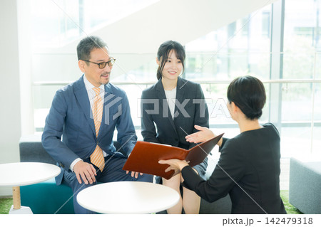 ロビーで案内する女性　 142479318