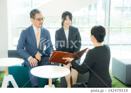 ロビーで案内する女性 ロビーで案内する女性 142479319