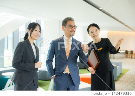ロビーで案内する女性 ロビーで案内する女性 142479330