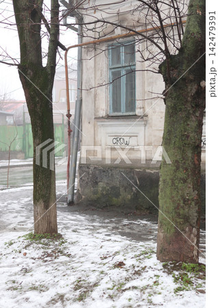 Foggy street scene in a residential area during winter in the early morning hours Foggy street scene in a residential area during winter in the early morning hours 142479391
