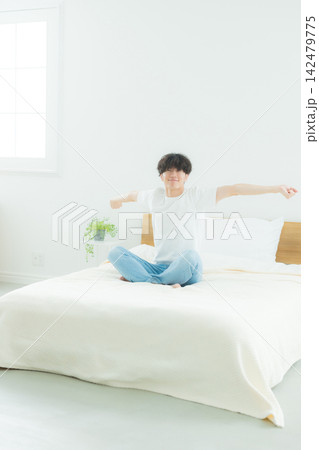 ベッドルームの男性 ベッドルームの男性 142479775