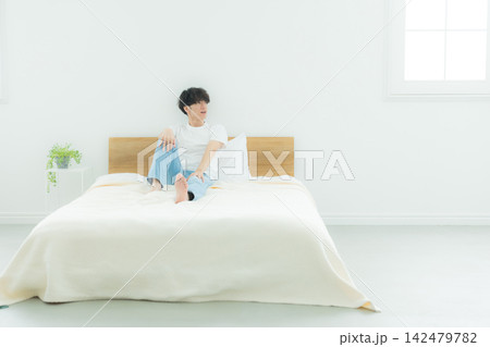 ベッドルームの男性 ベッドルームの男性 142479782