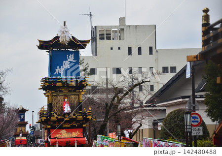 日本の愛知県の犬山祭り 車山と呼ばれる豪華な山車と周辺の城下町 ゆっくりと巡行する光景 日本の愛知県の犬山祭り 車山と呼ばれる豪華な山車と周辺の城下町 ゆっくりと巡行する光景 142480488
