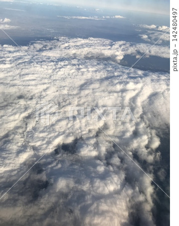 飛行機から見下ろす雲海と青空 飛行機から見下ろす雲海と青空 142480497