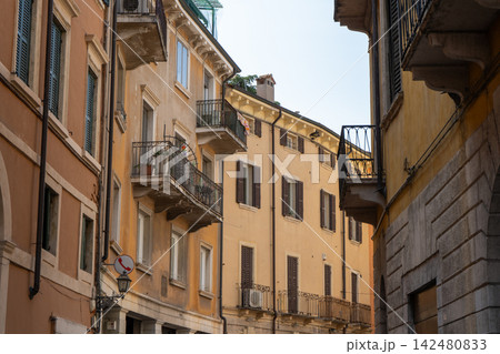 Charming Street with Historic Buildings and Balconies on a Sunny Day in Old Town Verona, Italy 142480833