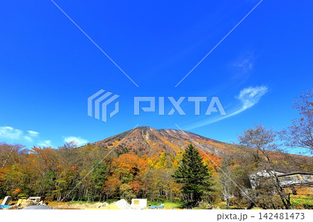 紅葉する男体山／栃木県日光市 142481473