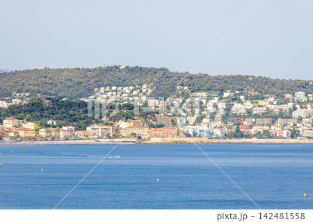 真夏の南フランスのニースの海の風景 真夏の南フランスのニースの海の風景 142481558