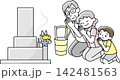 お墓参りする家族 142481563