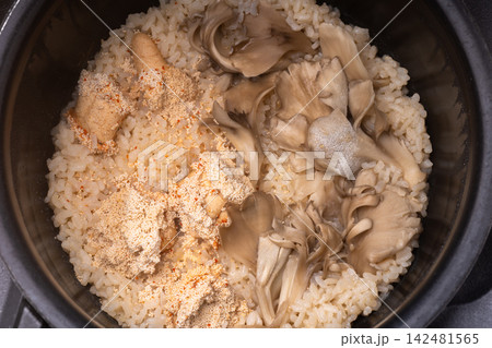 辛子明太子と舞茸の炊き込みご飯 142481565