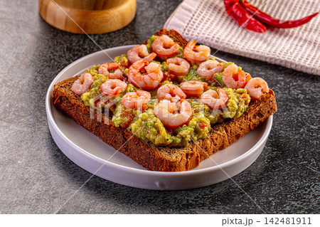 Avocado toast with shrimp on dark rye bread Avocado toast with shrimp on dark rye bread 142481911