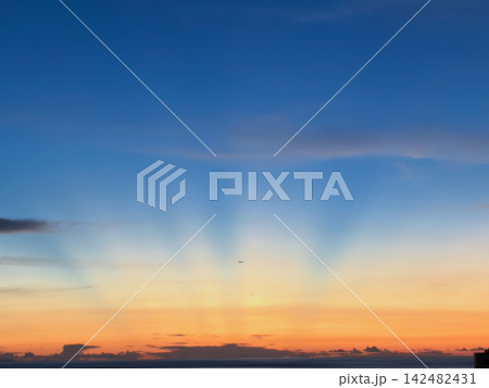 夕空の薄明光線 夕空の薄明光線 142482431