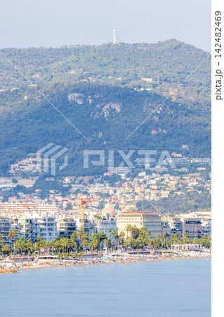 真夏の南フランスのニースの海の風景 真夏の南フランスのニースの海の風景 142482469