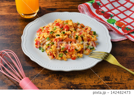ウェボス・ア・ラ・メヒカーナ Huevos a la mexicana (メキシコ料理) ウェボス・ア・ラ・メヒカーナ Huevos a la mexicana (メキシコ料理) 142482473