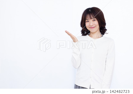 紹介をしている女性 紹介をしている女性 142482723