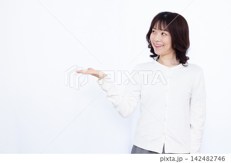 紹介をしている女性 142482746