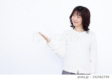 紹介をしている女性 紹介をしている女性 142482749