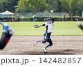 女子ソフトボールでピッチャーをする女子高生 女子ソフトボールでピッチャーをする女子高生 142482857
