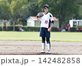 女子ソフトボールでピッチャーをする女子高生 女子ソフトボールでピッチャーをする女子高生 142482858