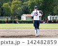 女子ソフトボールでピッチャーをする女子高生 女子ソフトボールでピッチャーをする女子高生 142482859