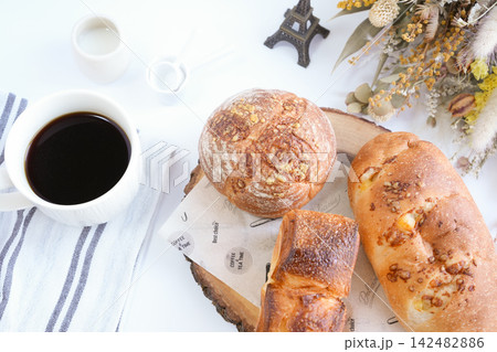 パンとコーヒーで楽しむ朝食 142482886