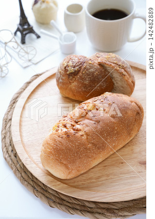 パンとコーヒーで楽しむ朝食 142482889