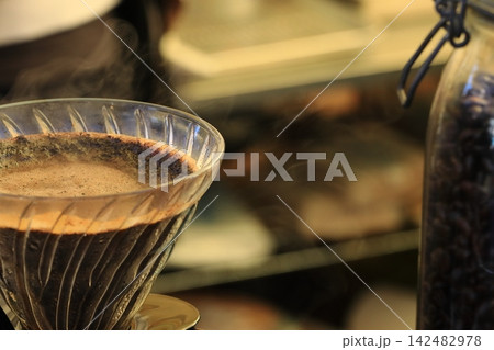 一杯ずづ丁寧に淹れられるドリップコーヒー 一杯ずづ丁寧に淹れられるドリップコーヒー 142482978