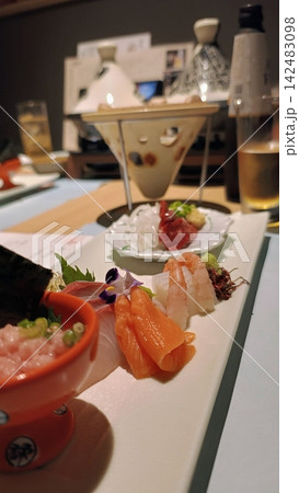 新鮮な刺身盛り合わせと和食の会席料理 新鮮な刺身盛り合わせと和食の会席料理 142483098