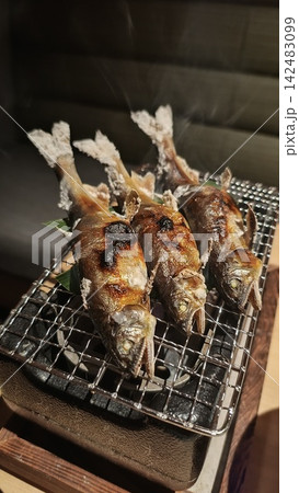 炭火で香ばしく焼き上げる鮎の塩焼き 炭火で香ばしく焼き上げる鮎の塩焼き 142483099